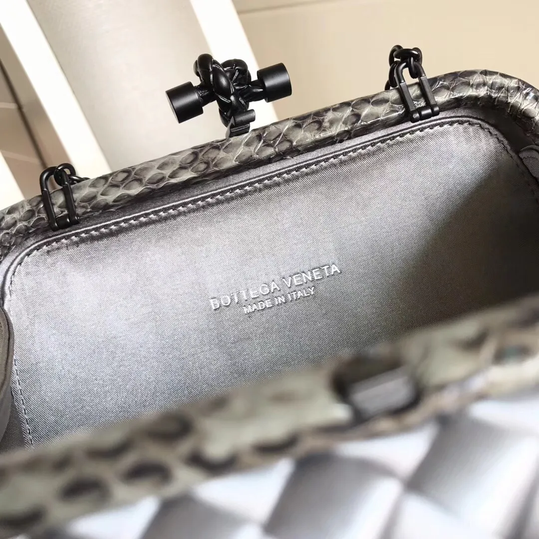 The latest and most popular Knot clutch from the 8651 counter is made of exquisite Japanese silk fabric with snakeskin piping. It looks elegant when worn cross-body or in the hand. It can also be carried by petite girls and can hold 2 iPhone X phones. Size: 20cm*12cm